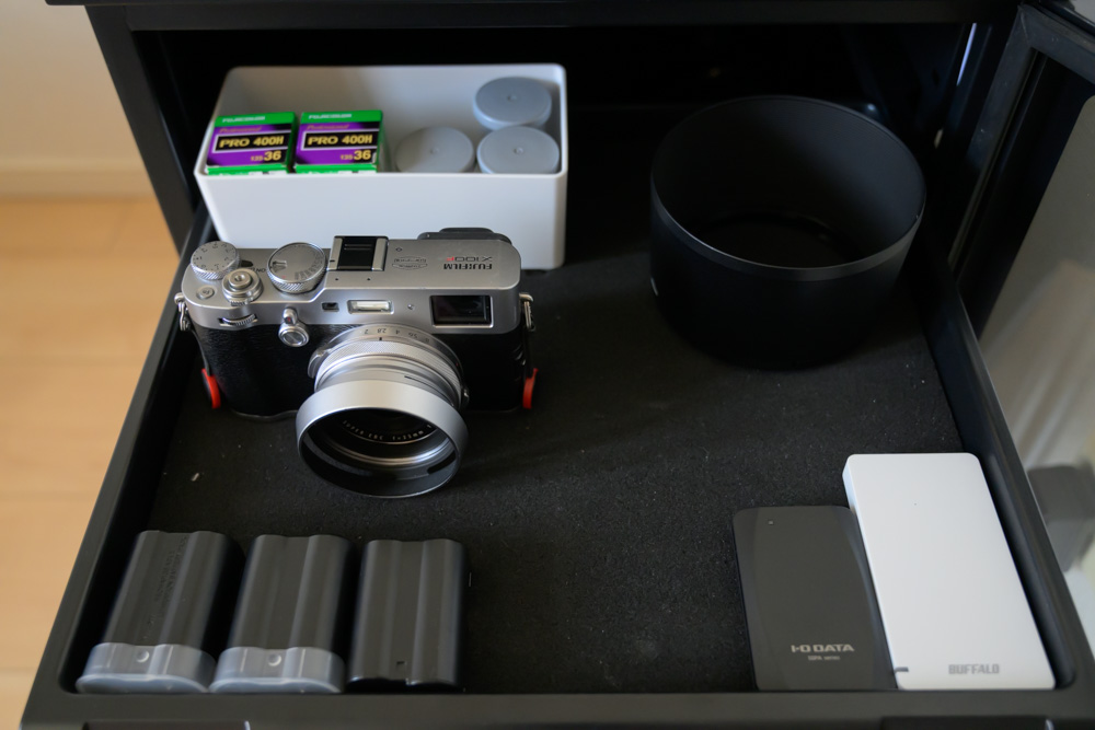 防湿庫の引き出しに収納したFUJIFILM X100fとフィルム、アクセサリー類