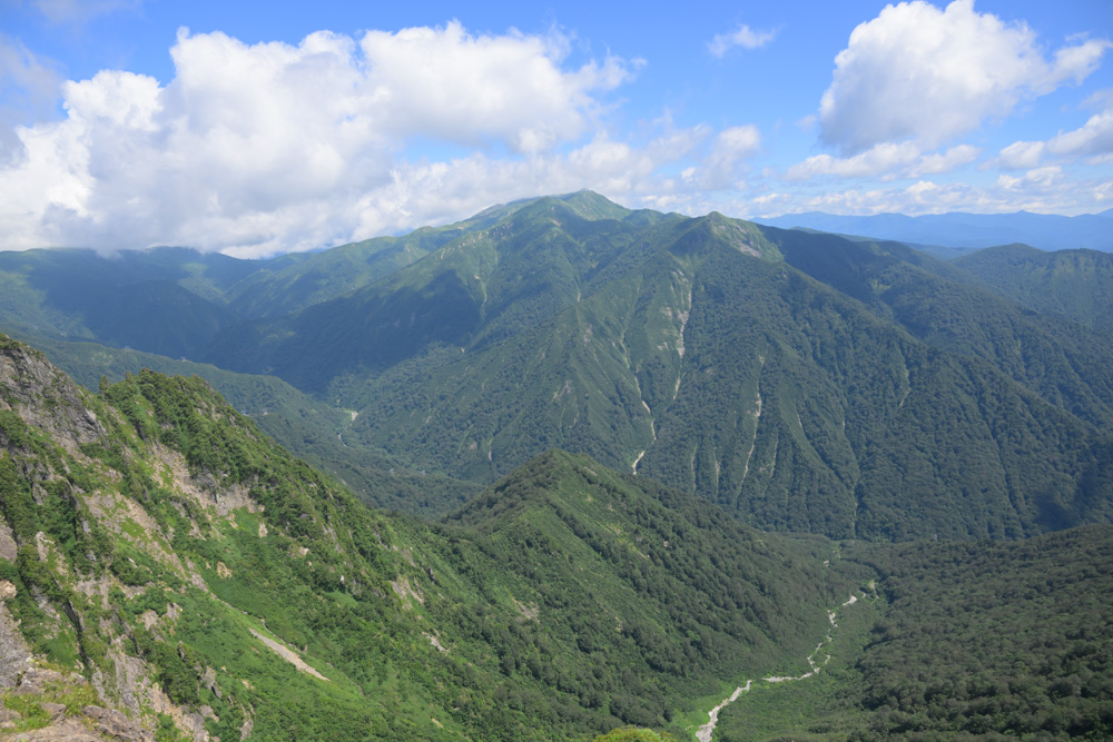 西黒尾根から望む谷川連峰の山並み。谷を挟んで至仏山と思われる山が奥に見える