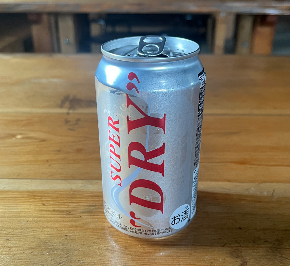 肩の小屋で飲んだビール。テーブルの上に置かれている