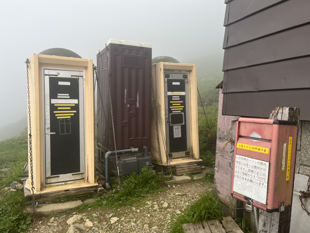 肩の小屋のトイレ。仮設タイプのトイレが3基並んでいる