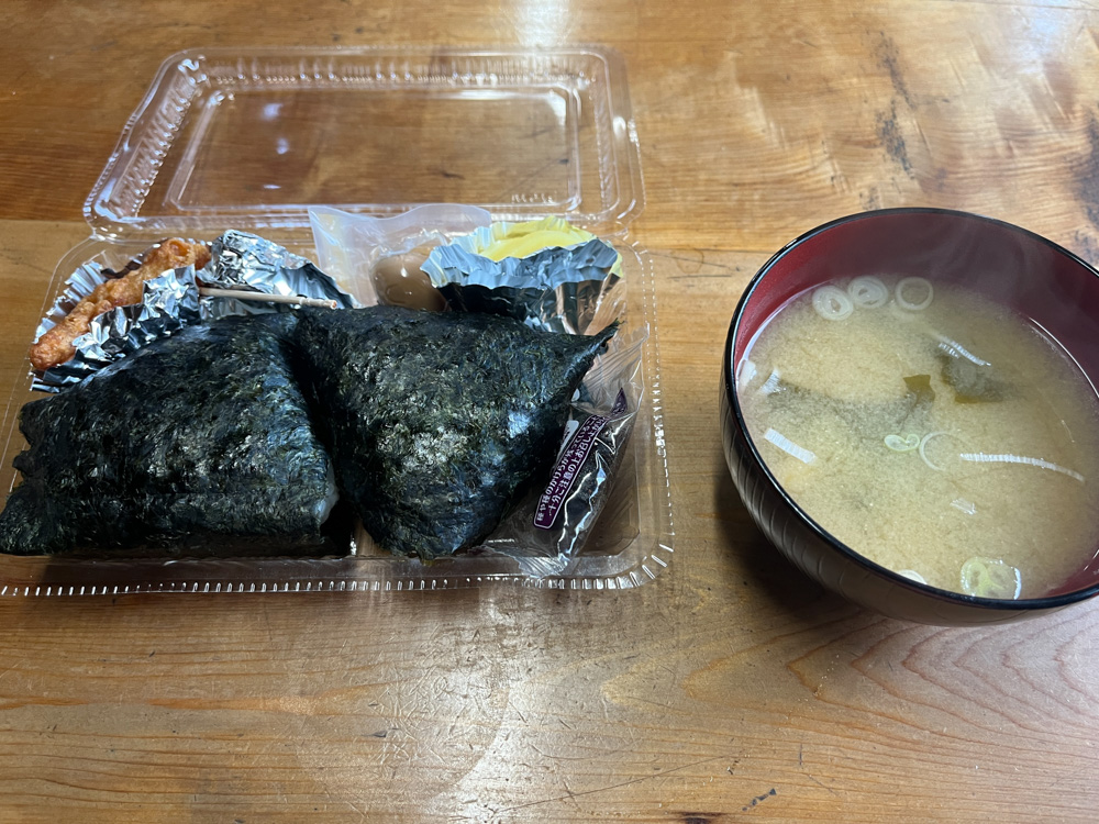 肩の小屋の朝食のお弁当。おにぎりと味噌汁が用意されている